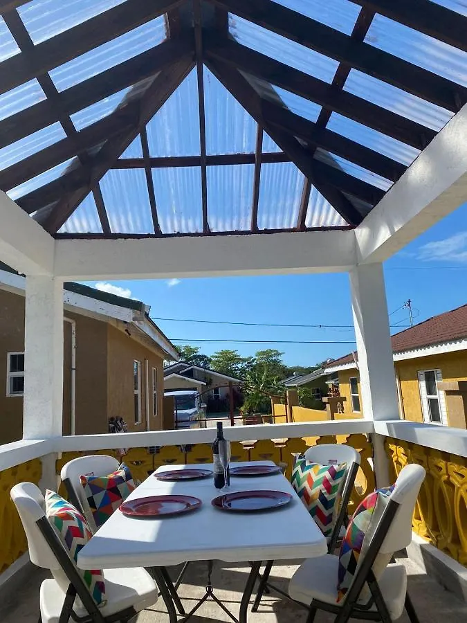 Homestay szállás Paradise Villa Shared Onsite Private Pool Onsite Gym Ocho Rios
